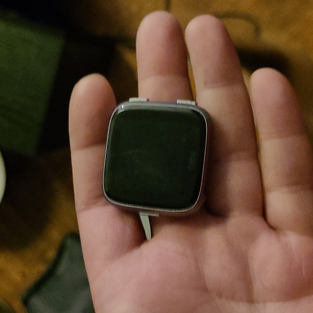 Older fitbit versa no band